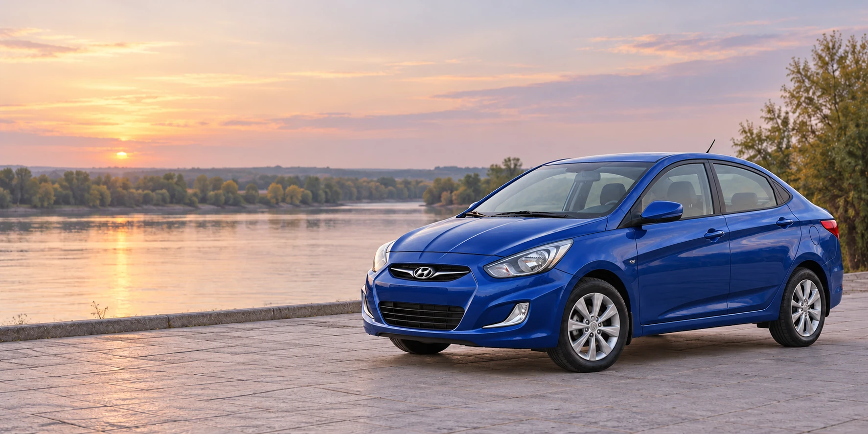 Синий Hyundai Solaris на фоне вечернего города